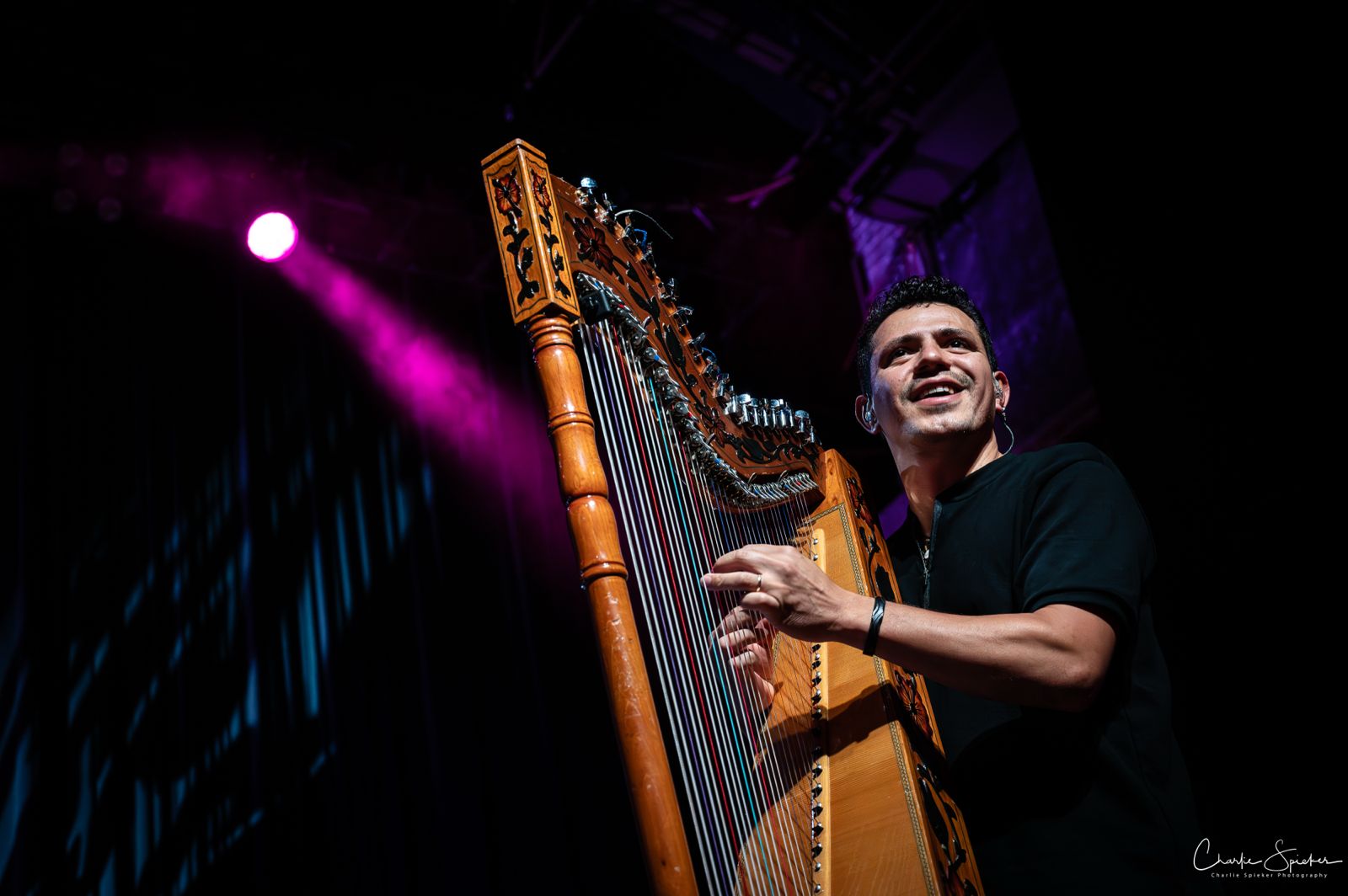 Alberto Sánchez beim Harfenspiel auf der Bühne