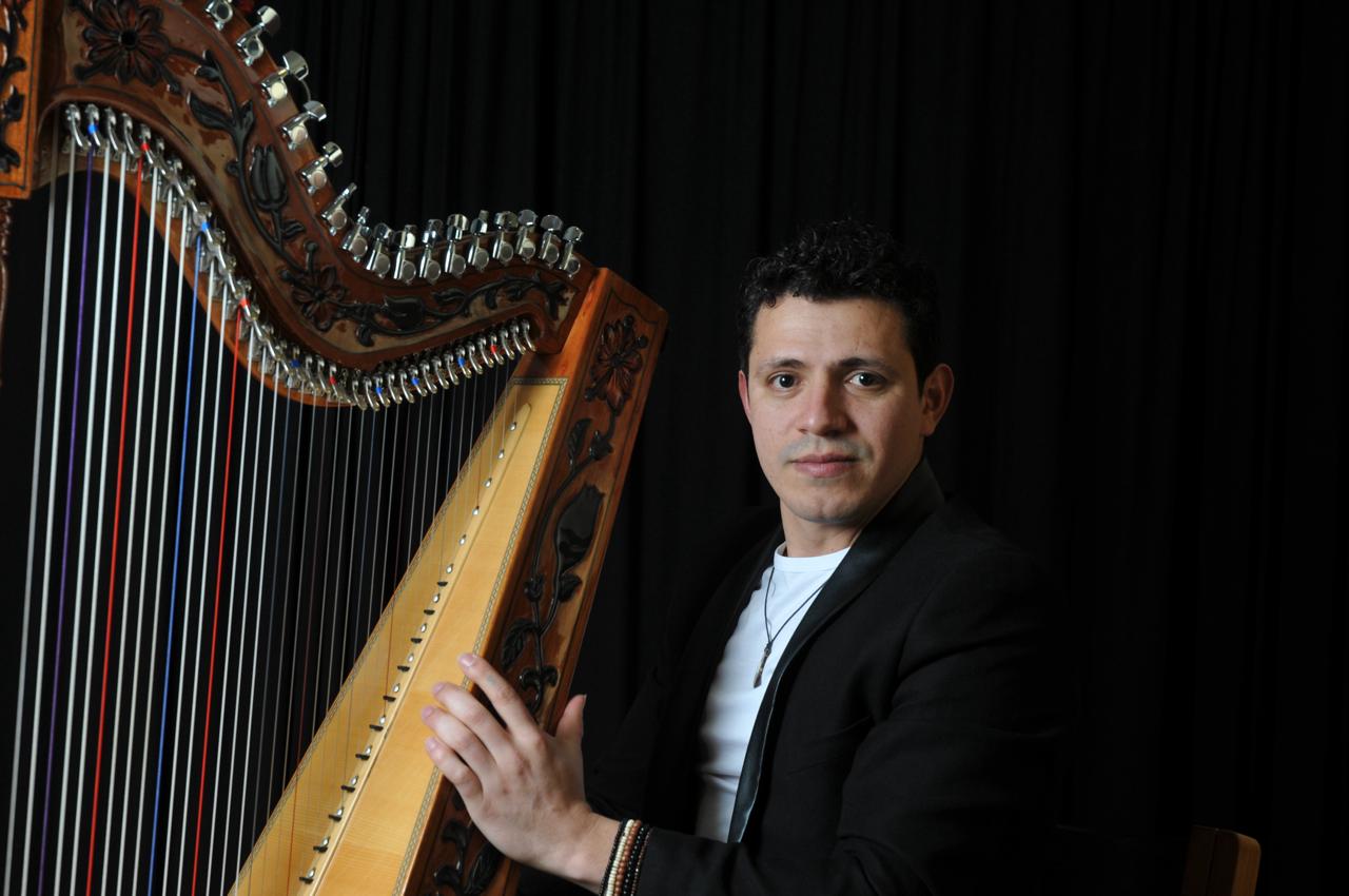 Alberto Sánchez mit seiner Harfe