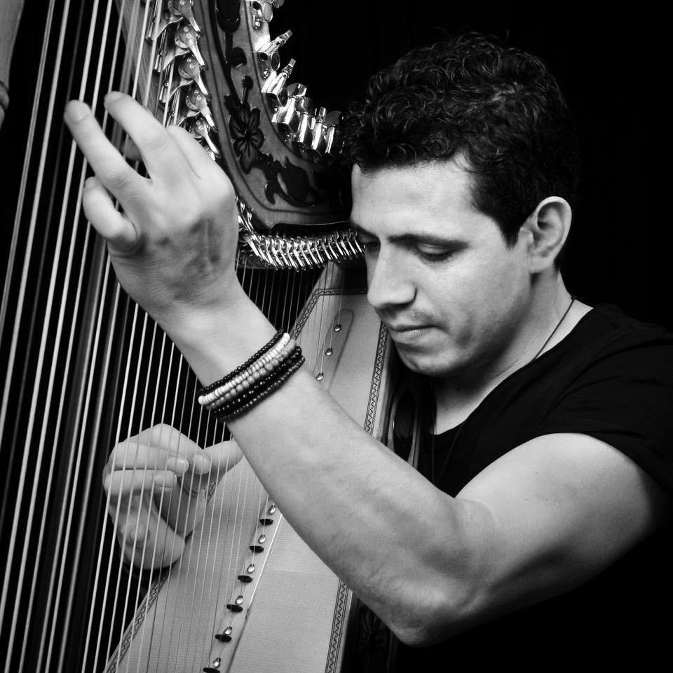 Alberto Sánchez beim Harfenspiel, Schwarz-Weiß-Porträt